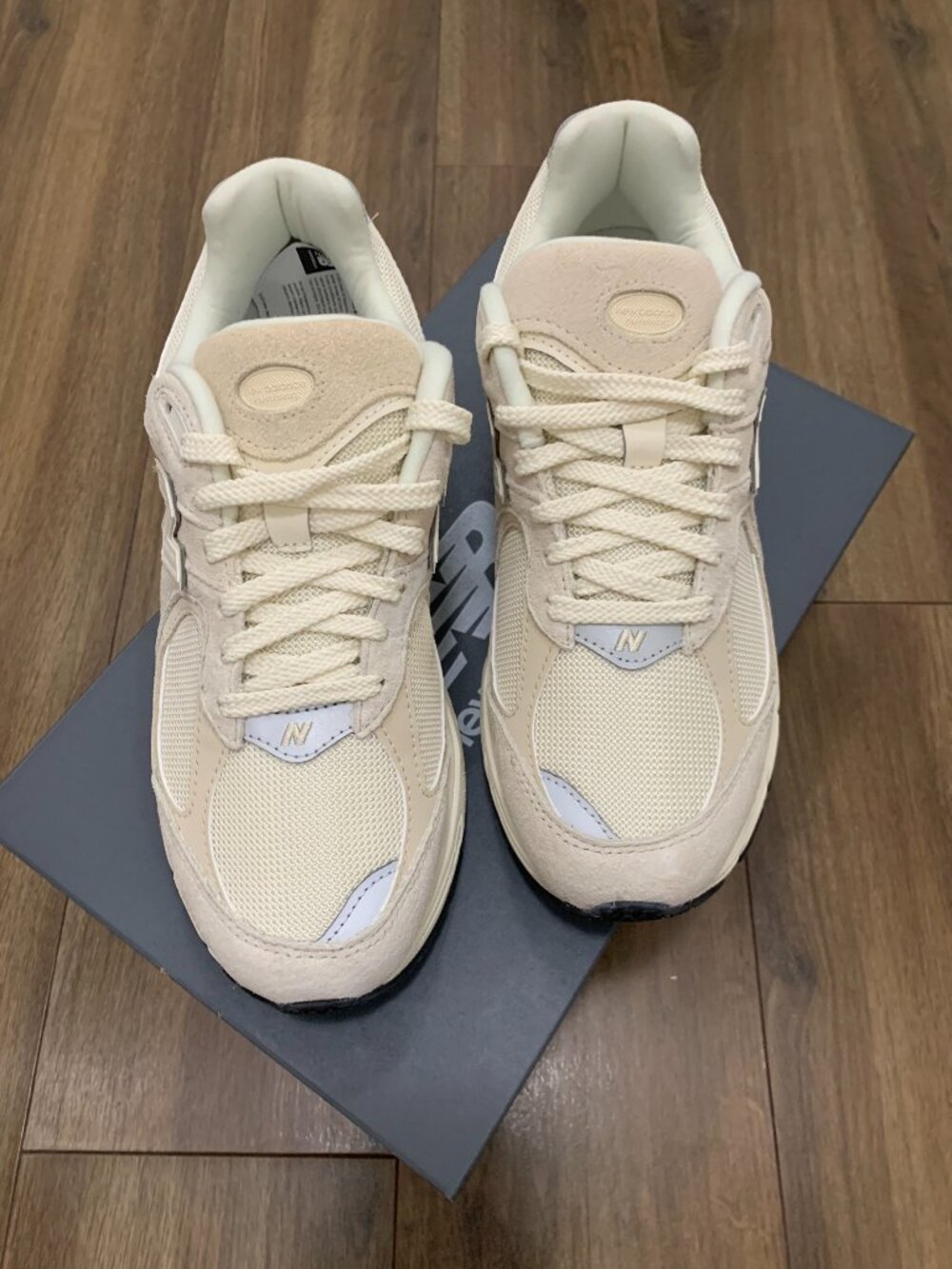 New Balance 2002R Women's Sneaker size 9 in Medium Moyen